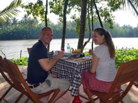 couple-eating-breakfast