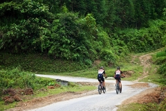 couple-biking-in-vietnam