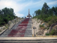 vietnamese-monument-steps