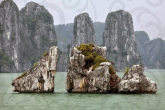 Halong Kissing Rocks 2