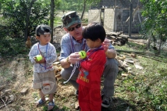 veteran-giving-gifts-to-local-children