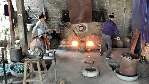 Bia Hoi Glass Blowing Masters