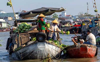 floating market on mekong river